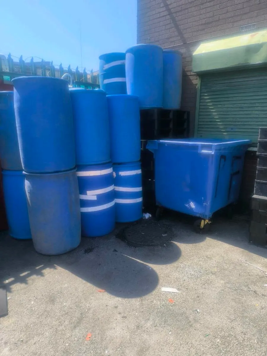 16 plastic drums - Image 2