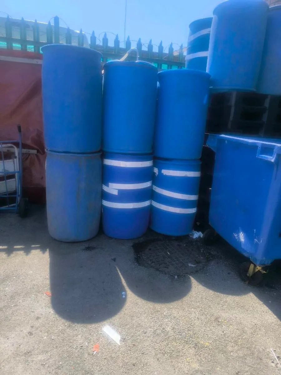 16 plastic drums - Image 3