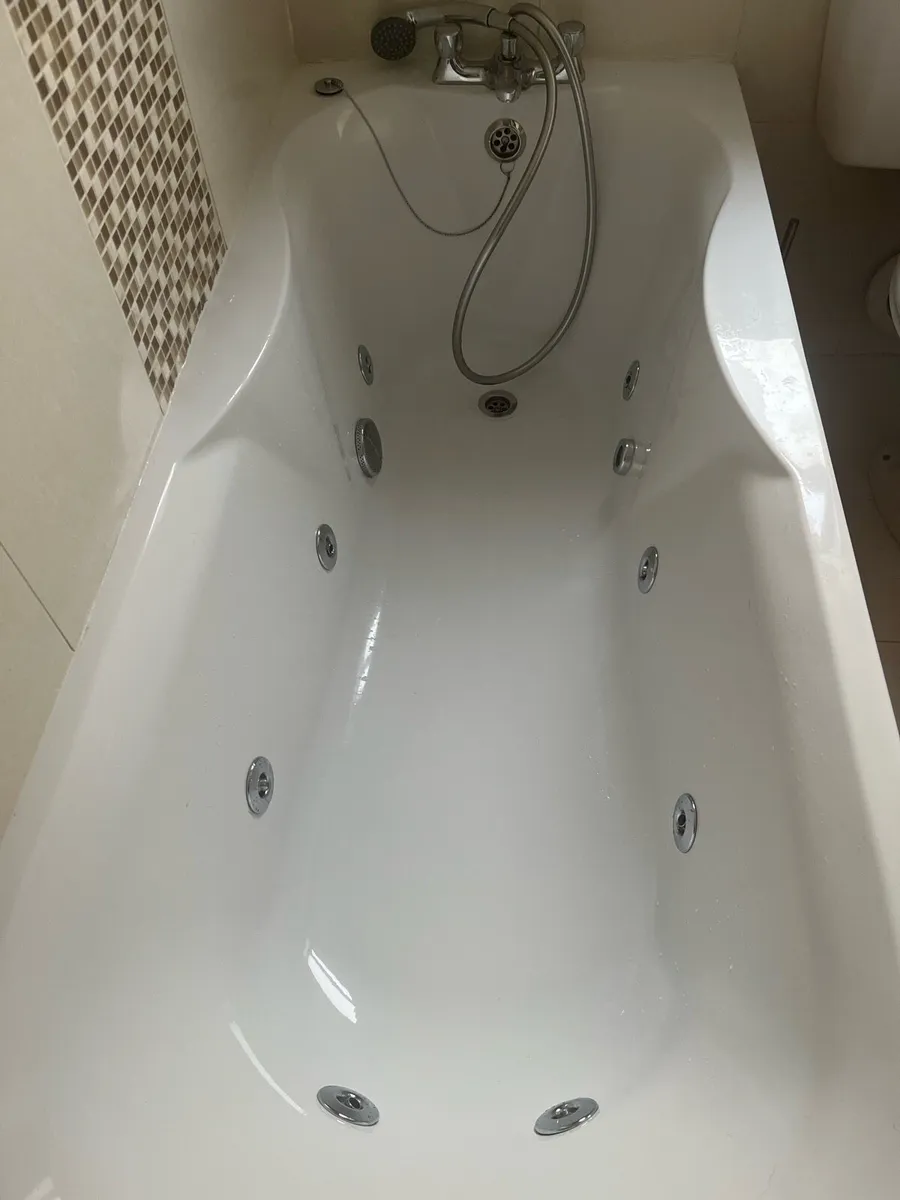 Jacuzzi bath - Image 1