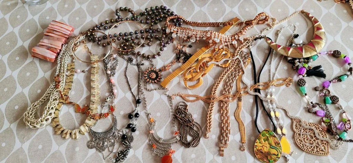 Collection of bracelets, necklaces and pendants - Image 2