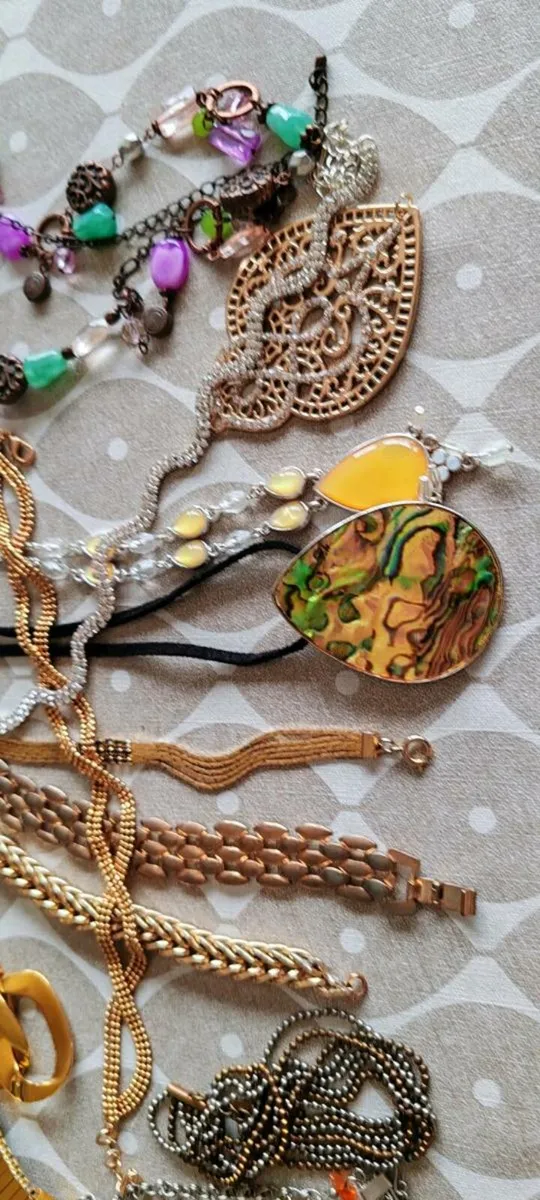 Collection of bracelets, necklaces and pendants - Image 4