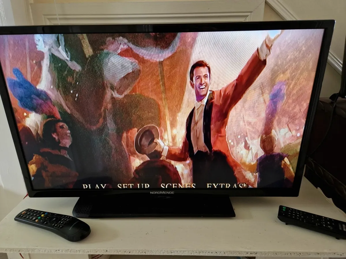 Nordmende 32 inch TV and Sony DVD Player - Image 2