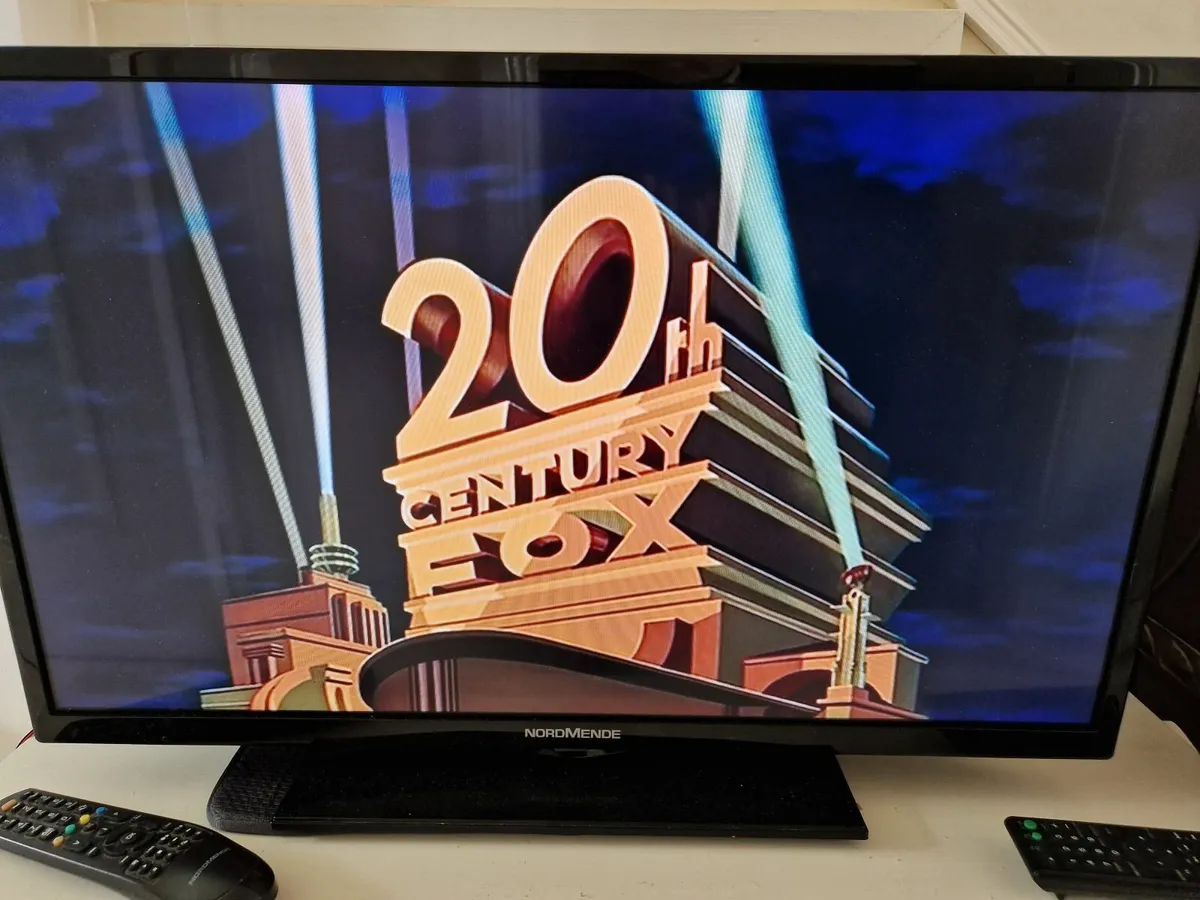 Nordmende 32 inch TV and Sony DVD Player - Image 1