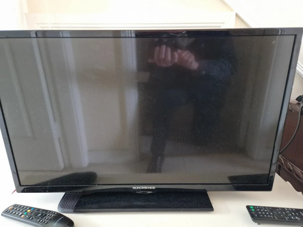 Nordmende 32 inch TV and Sony DVD Player - Image 3