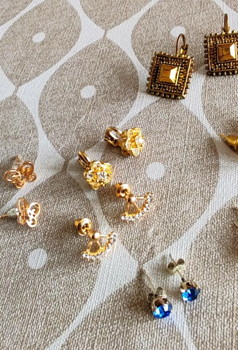 Collection of vintage and retro earrings - Image 3