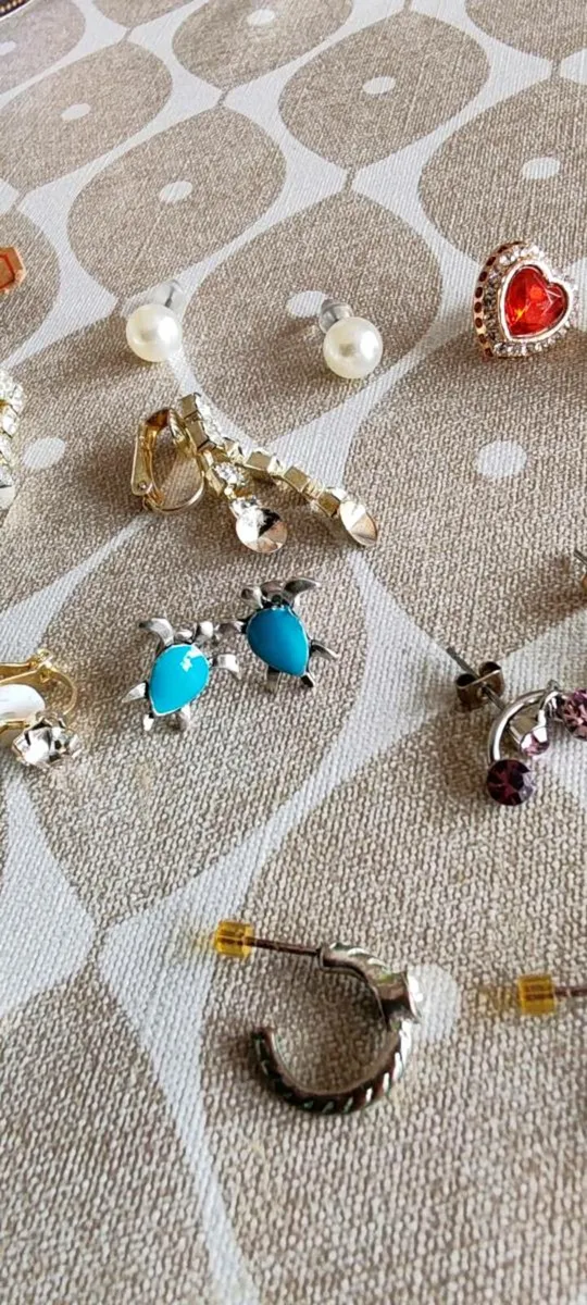 Collection of vintage and retro earrings - Image 4