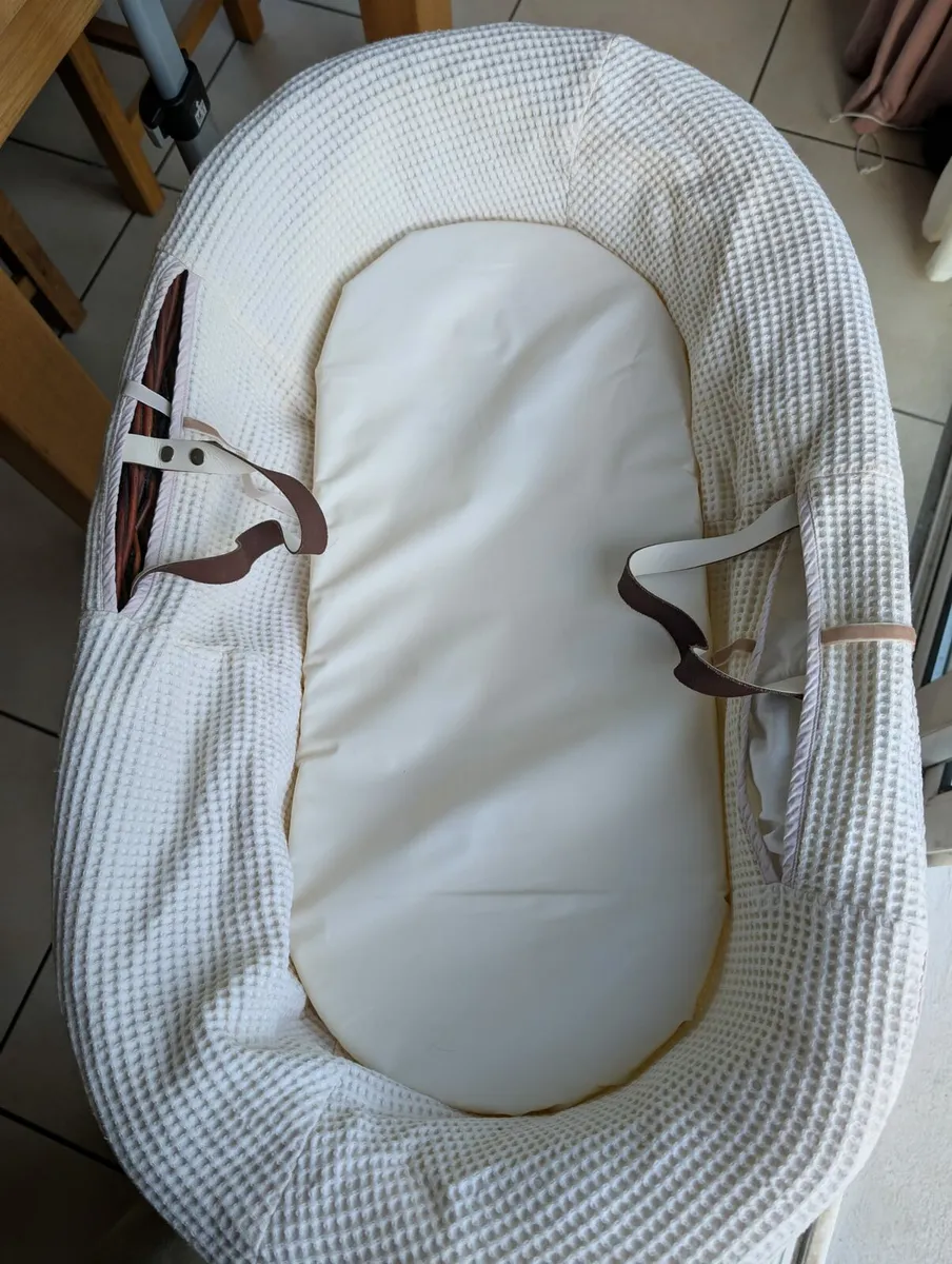 Moses basket and stand - Image 3