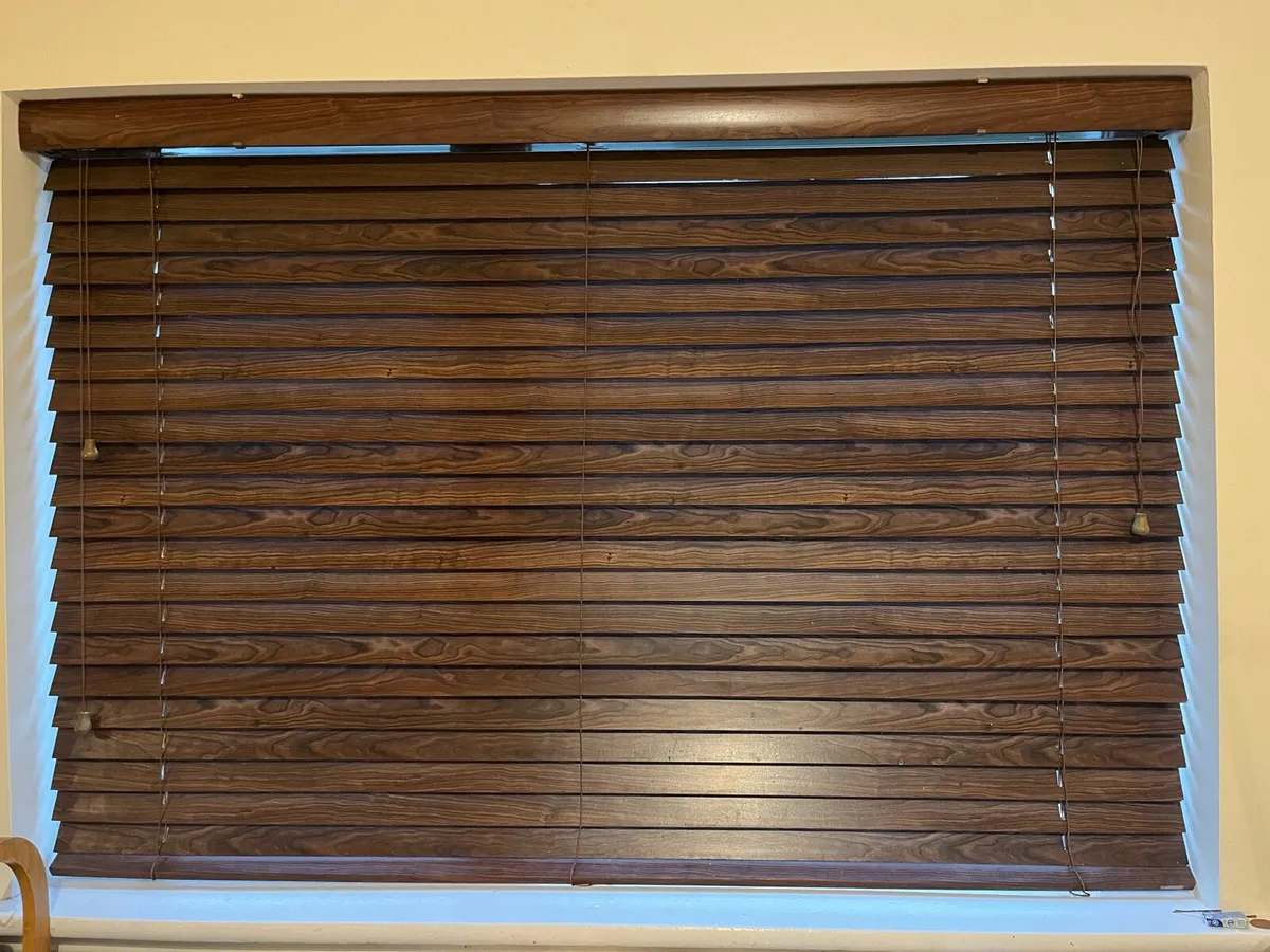 Brown Venetian kitchen blind. - Image 1