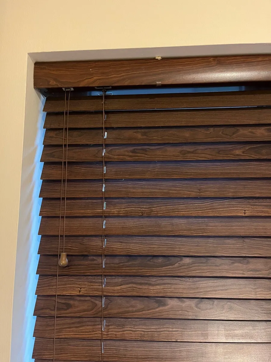 Brown Venetian kitchen blind. - Image 2