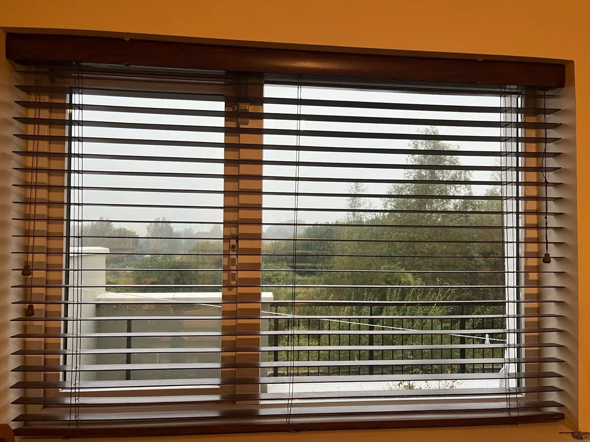 Brown Venetian kitchen blind. - Image 3