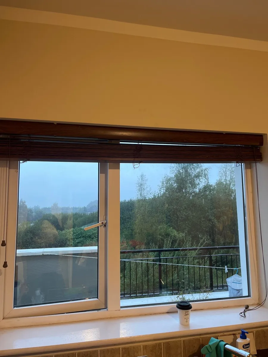Brown Venetian kitchen blind. - Image 4