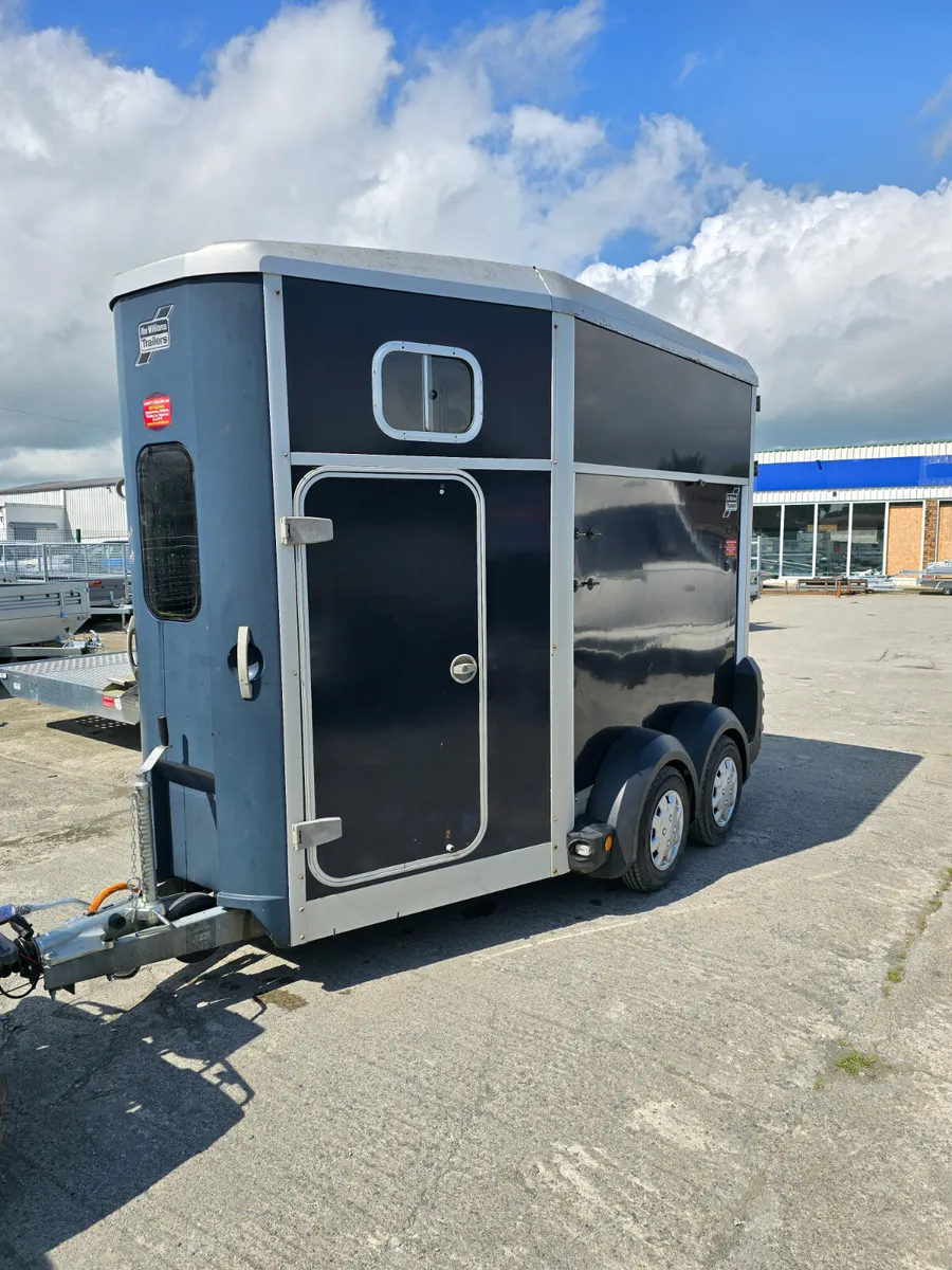 Horse box 506 - Image 1