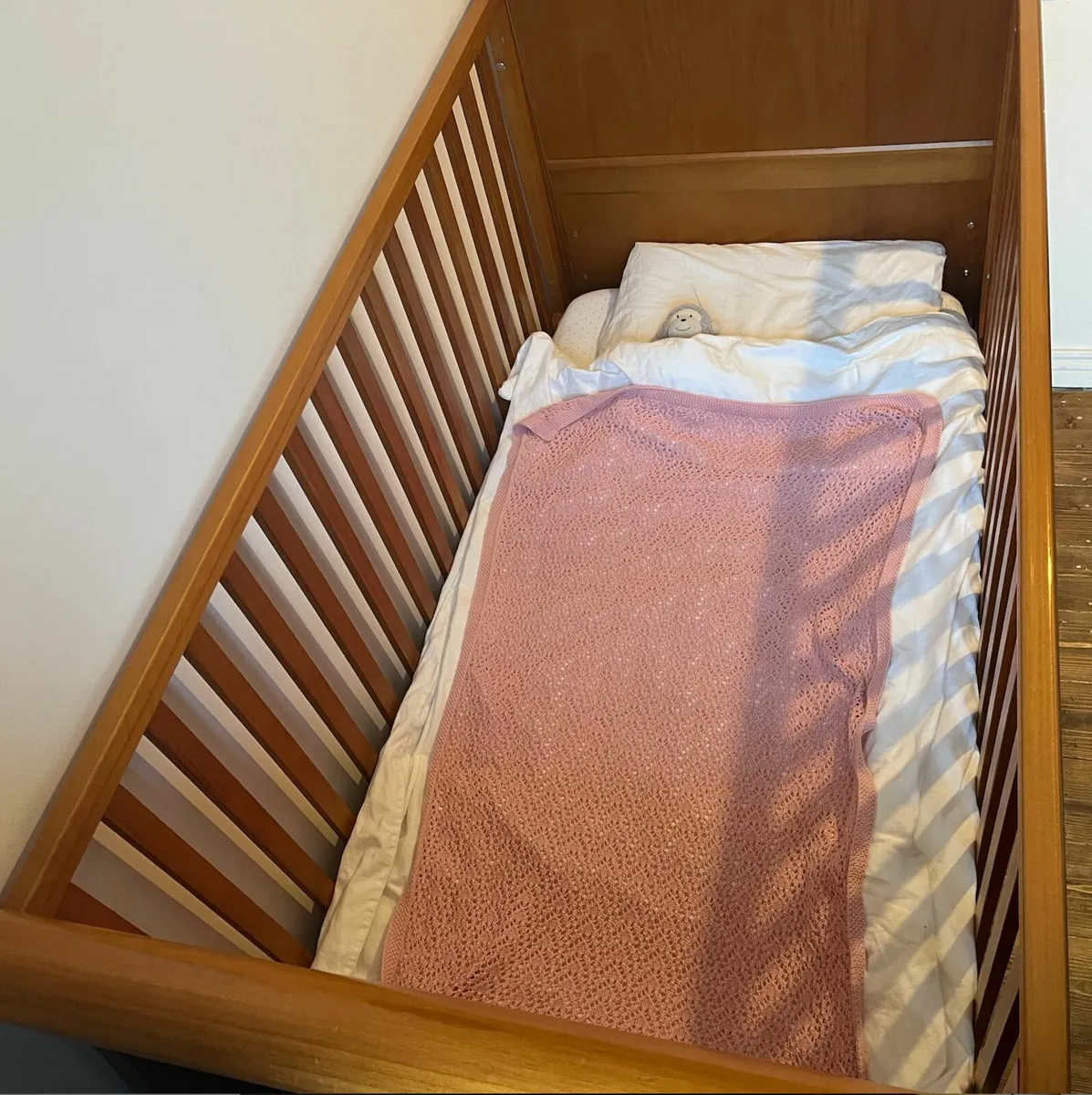 Beautiful Solid Oak Cot Sleighbed - Image 2