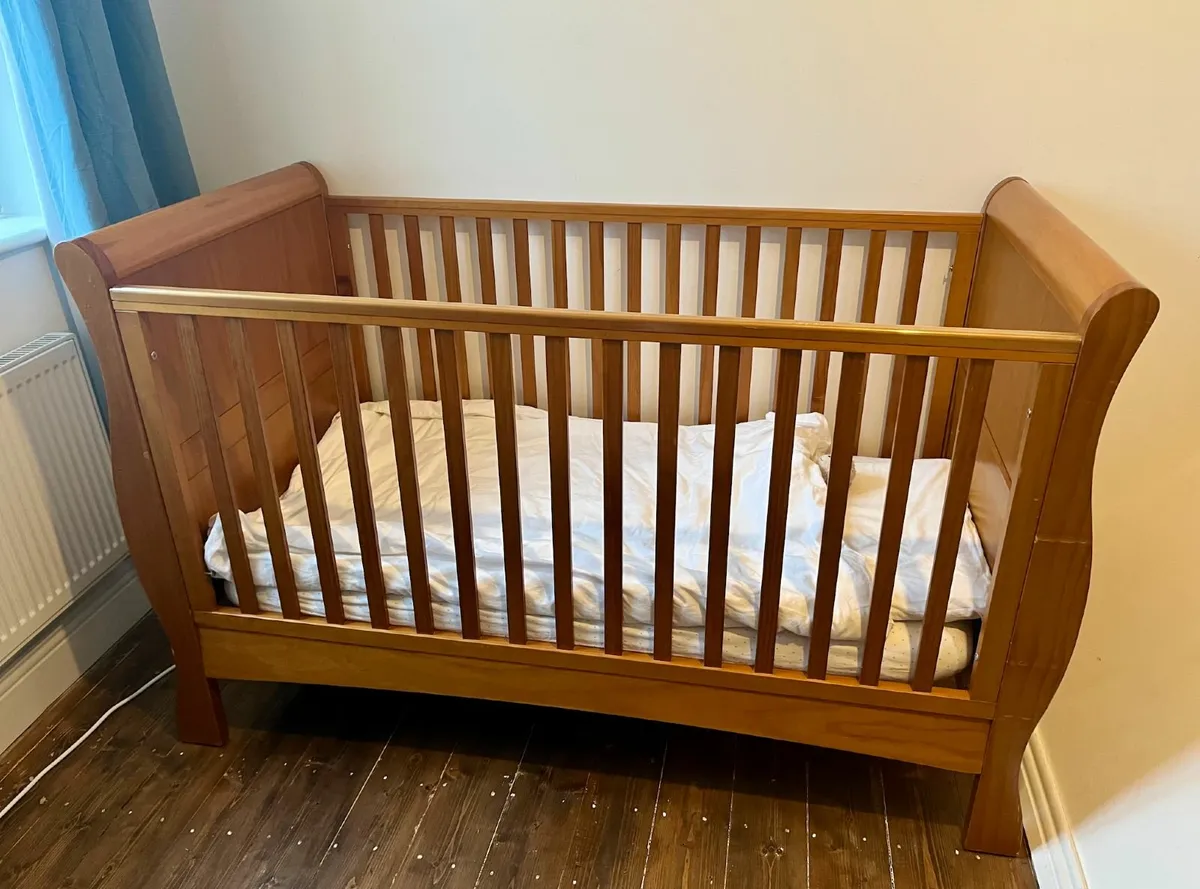 Beautiful Solid Oak Cot Sleighbed - Image 3