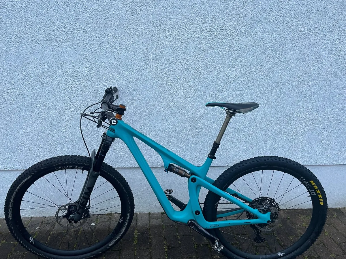 Mountain bike - Image 1