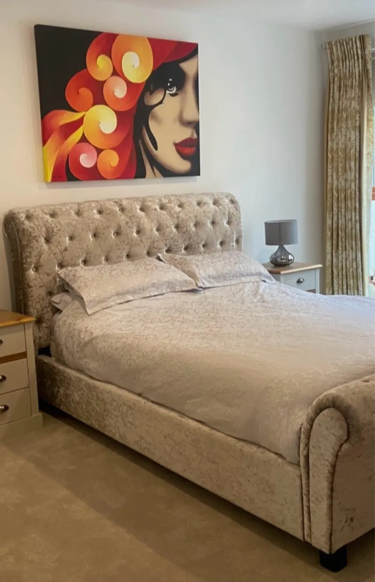 King size bed - Image 1