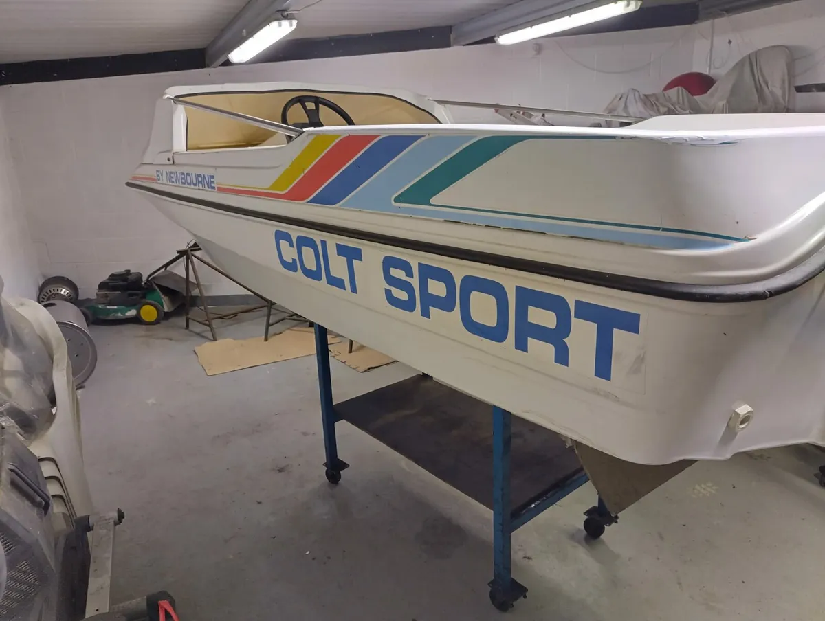 Boat with engine - Image 2