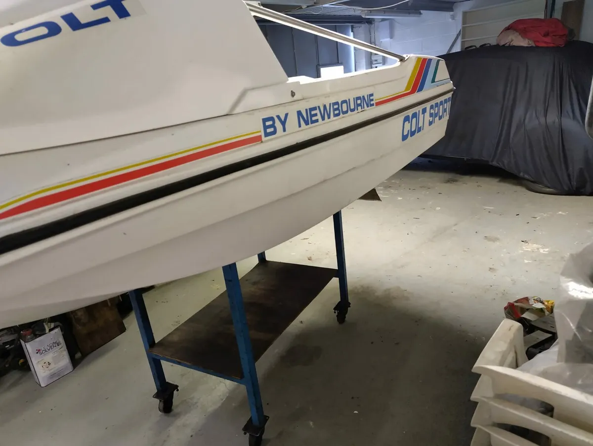 Boat with engine - Image 3