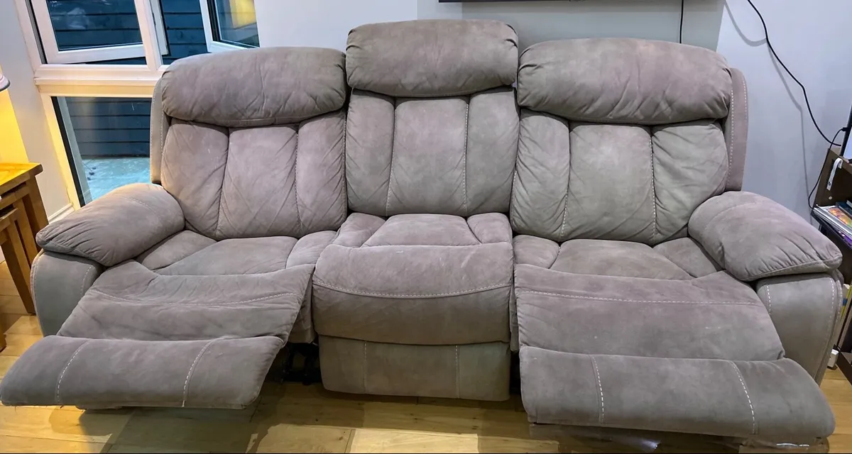 Lazy boy 3 seater couch - Image 1