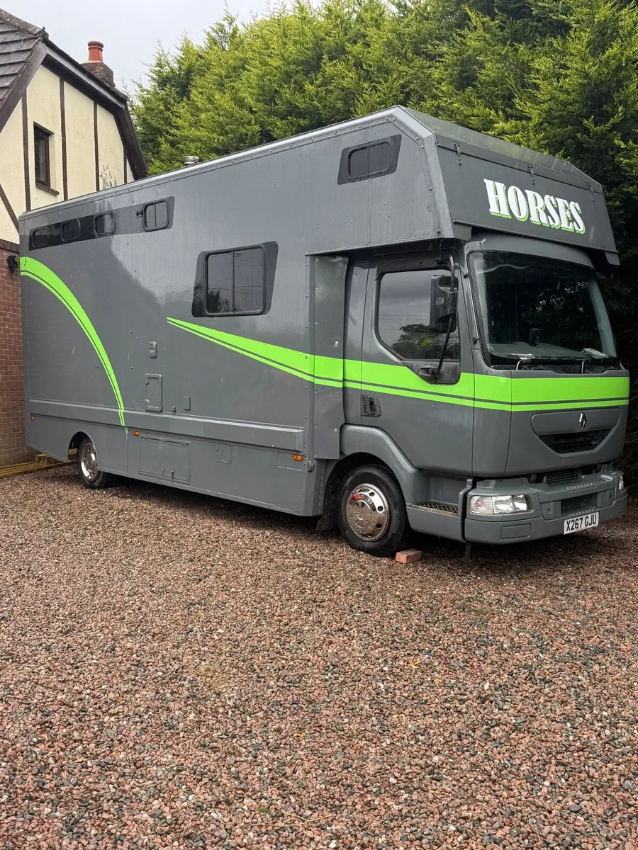 Horse Lorry 7.5t  tilt cab - Image 1