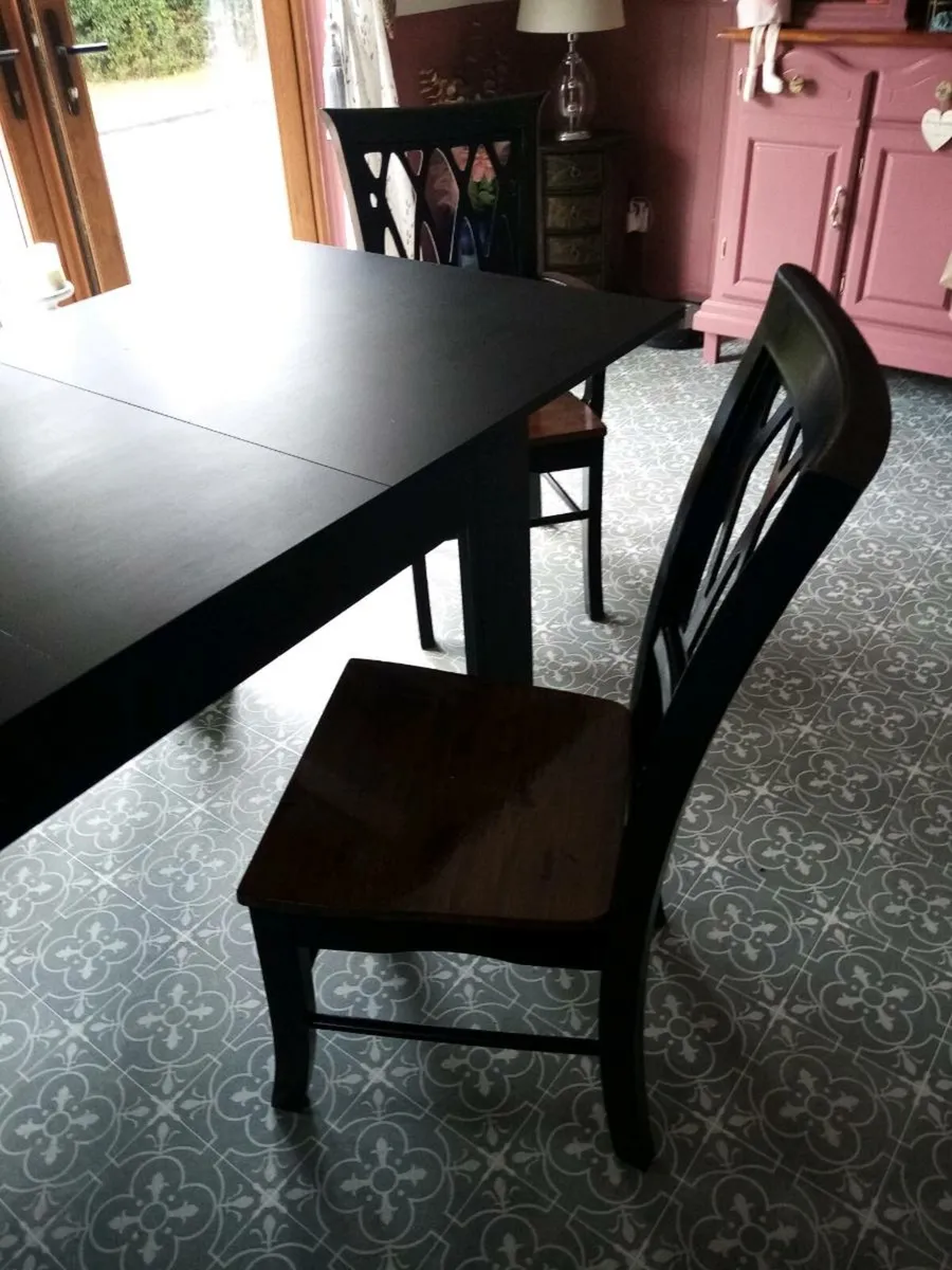 Table & chairs - Image 3