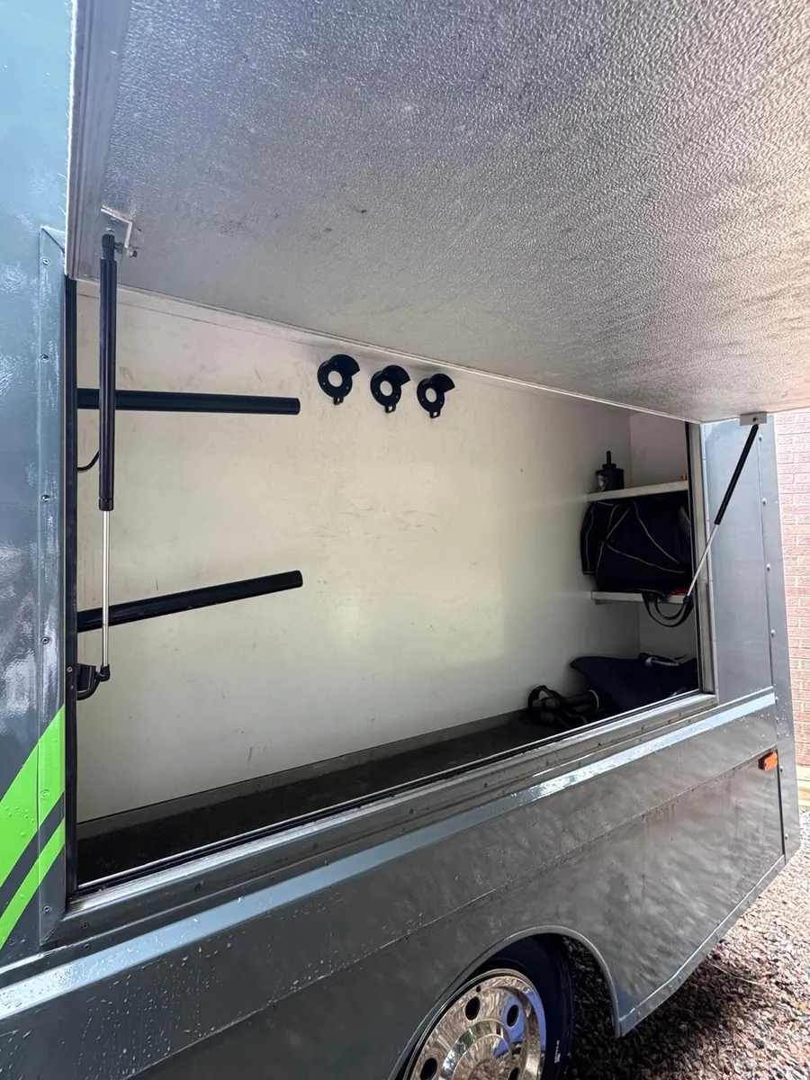 Horse Lorry 7.5t  tilt cab - Image 2