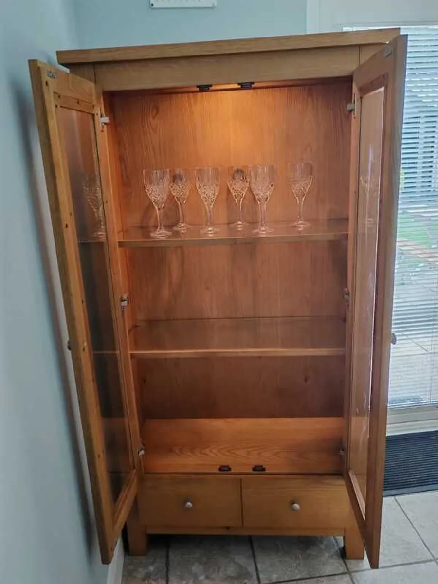 Solid oak display cabinet with light - Image 1