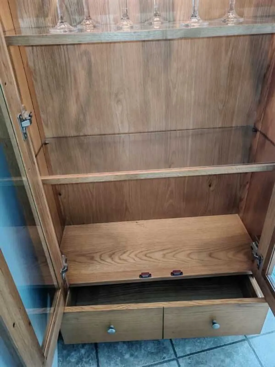 Solid oak display cabinet with light - Image 2