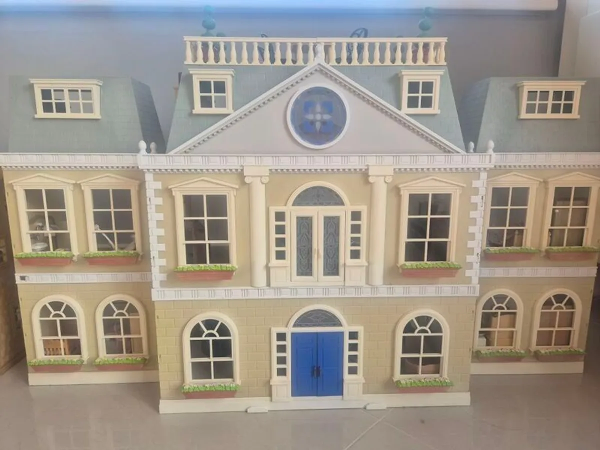 Sylvanian Families Regency Hotel and more - Image 1