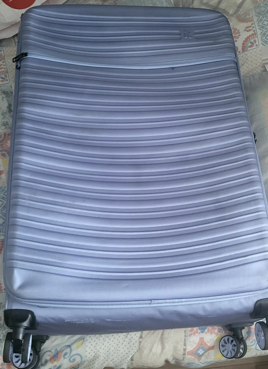 Soft shell suit case with warranty = extra large - Image 1