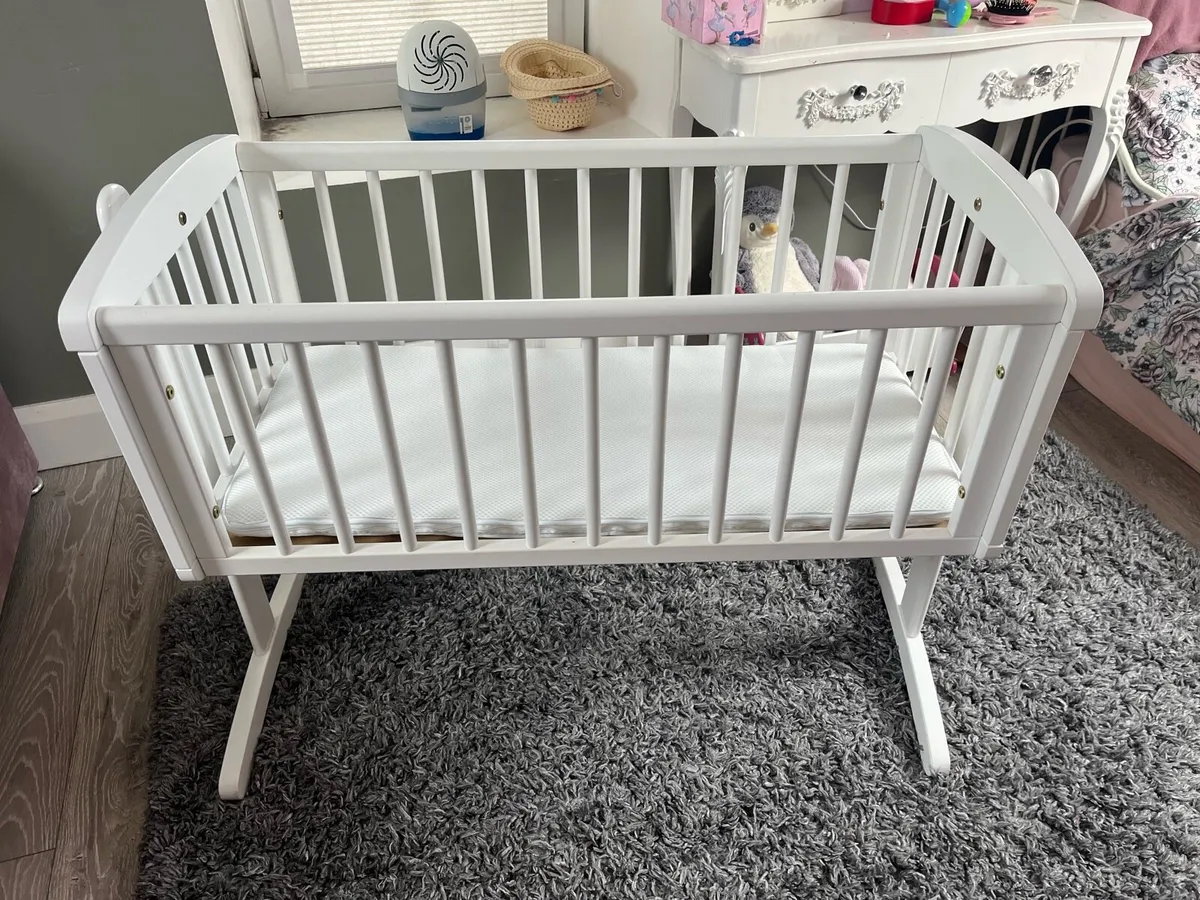White wooden rocking cot - Image 1