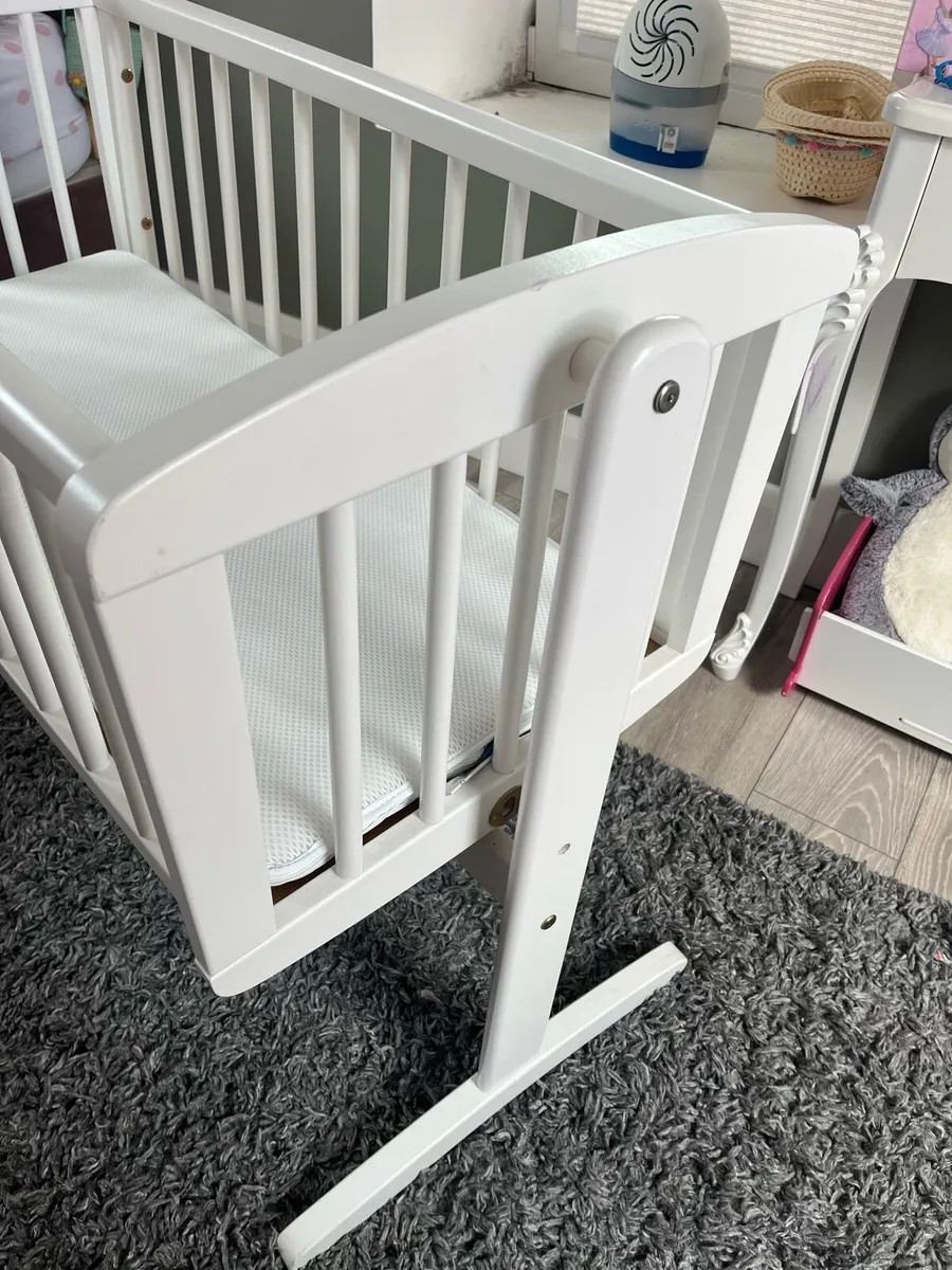 White wooden rocking cot - Image 2