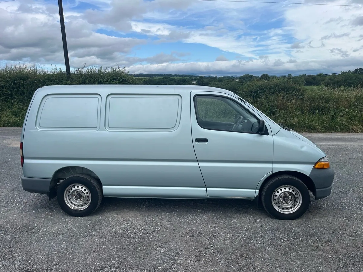 1999 Toyota Hiace - Image 2