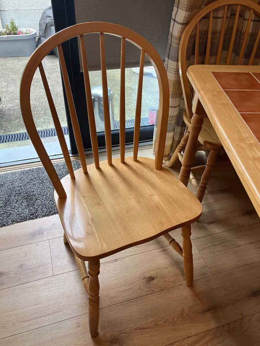 Table and chairs - Image 2