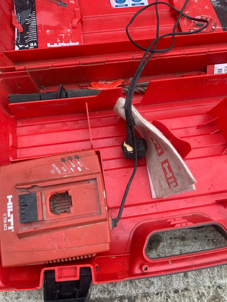 Rotary hammer drill Hilti needs battery - Image 1