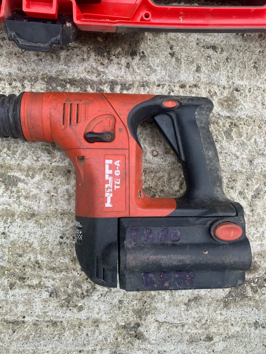 Rotary hammer drill Hilti needs battery - Image 2