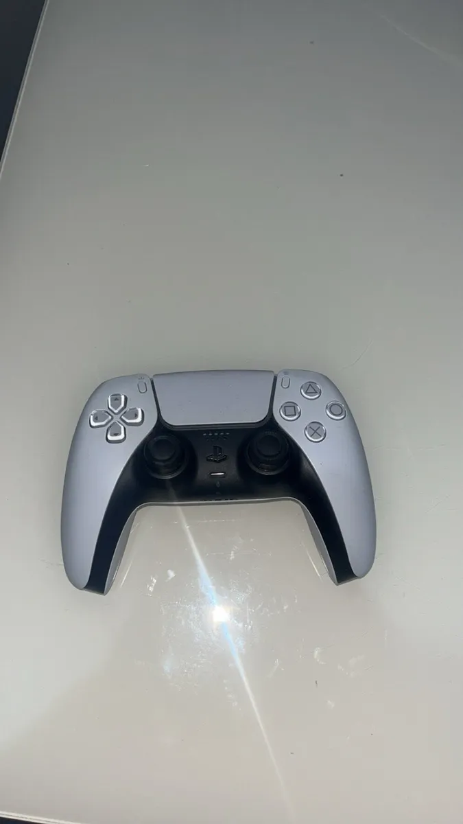 PS5 for sale hardly used and headset never used - Image 1