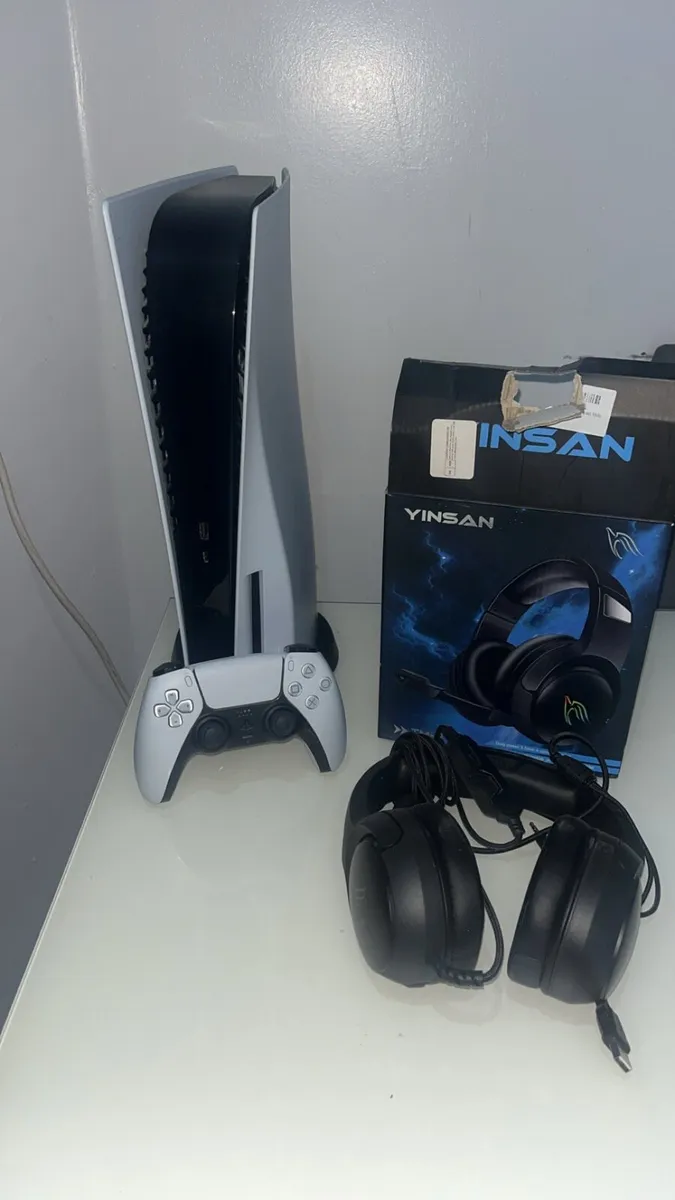 PS5 for sale hardly used and headset never used - Image 3