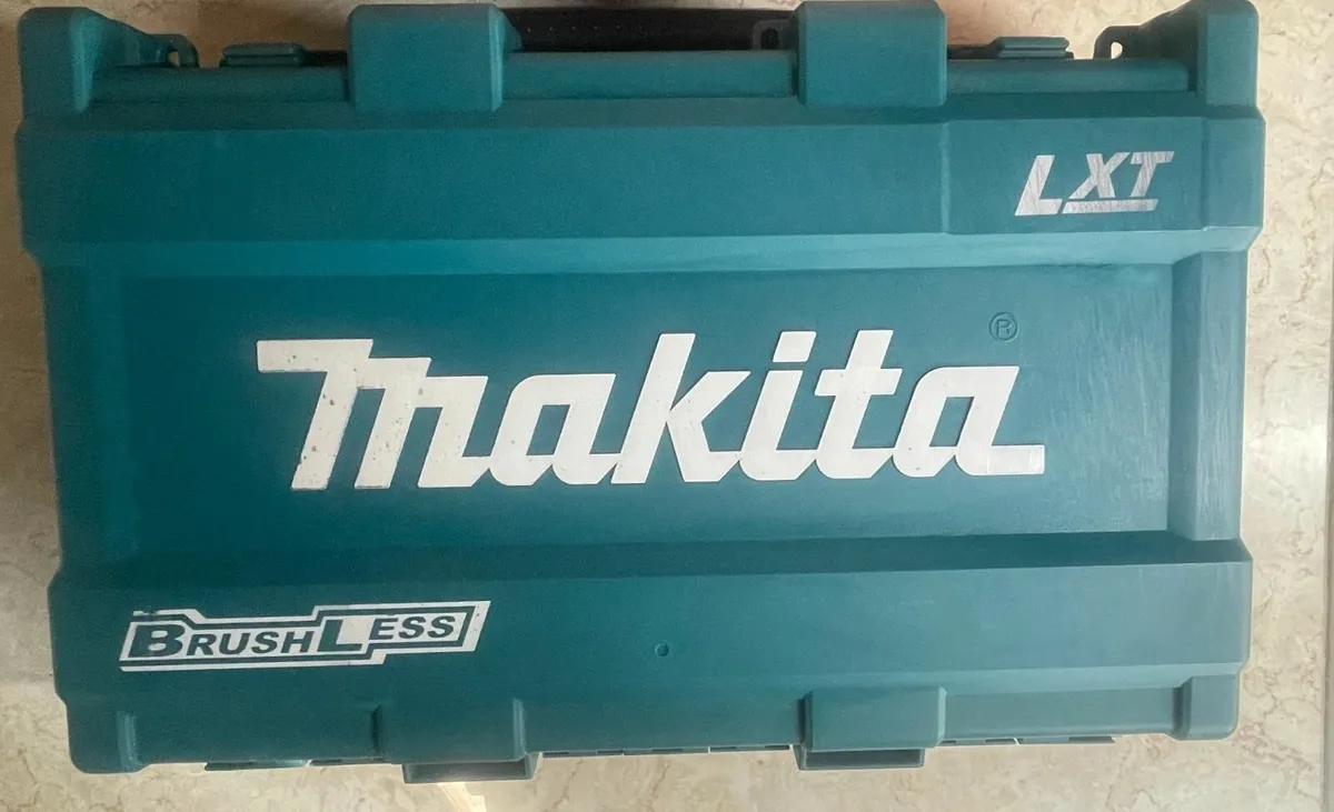 Makita XT269M 18V LXT Brushless Drill/Driver Combo - Image 2