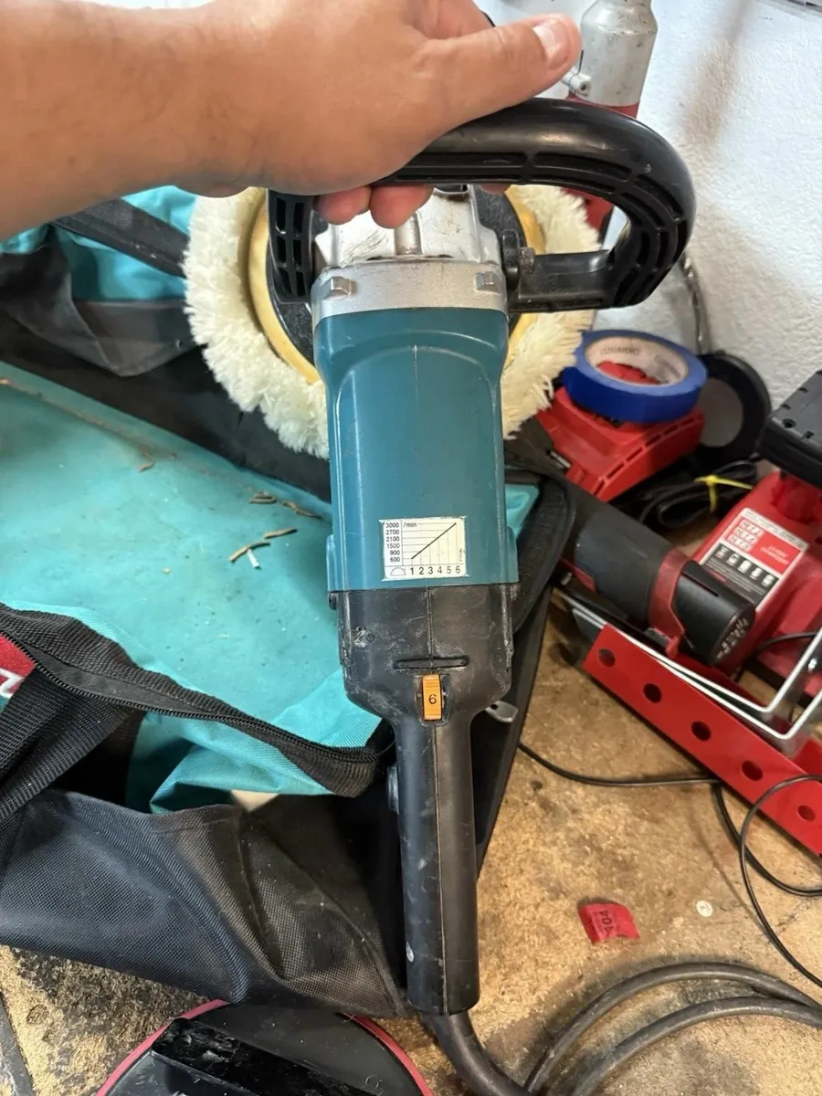 Makita 9227c Hook and Loop Electronic Polisher - Image 1