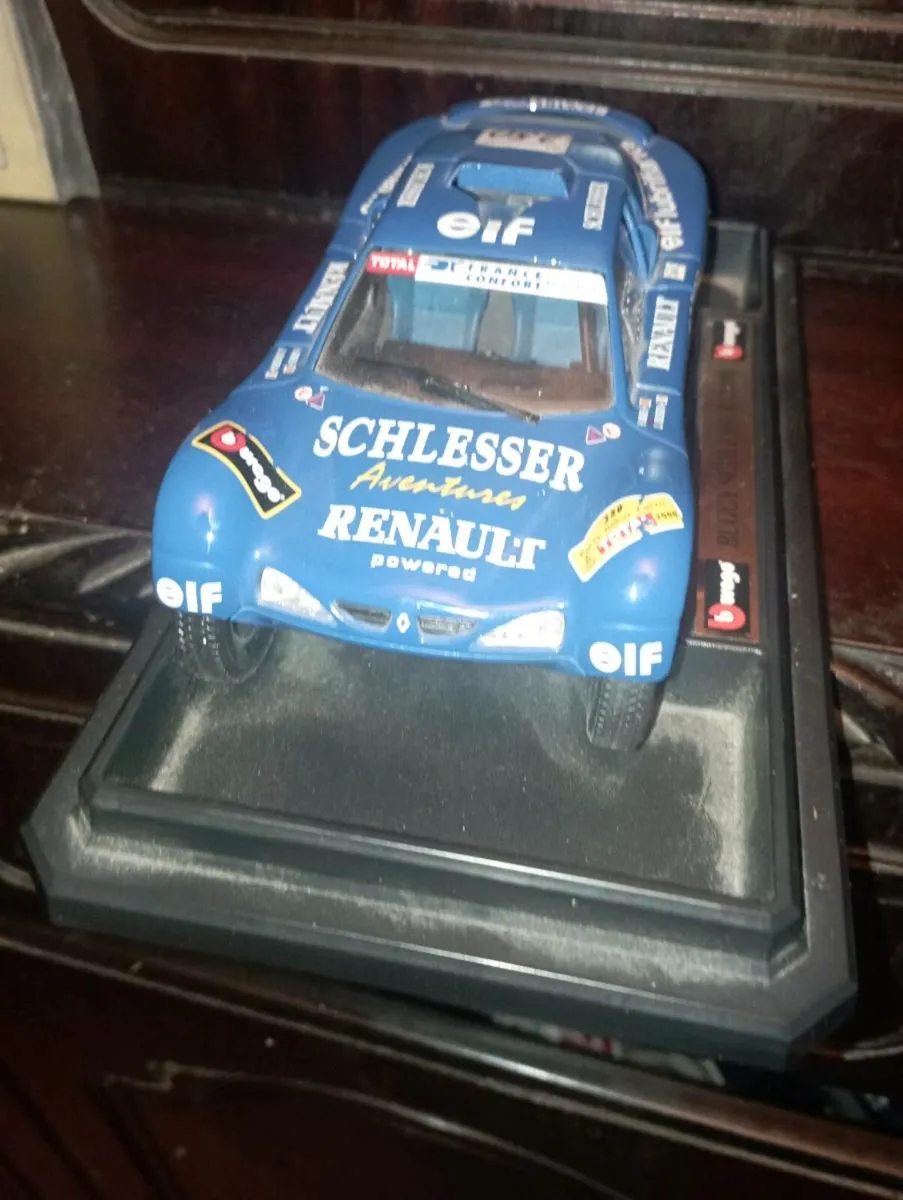 BbURAGO 1-24 SCALE DIE-CAST MODLE CAR - Image 2