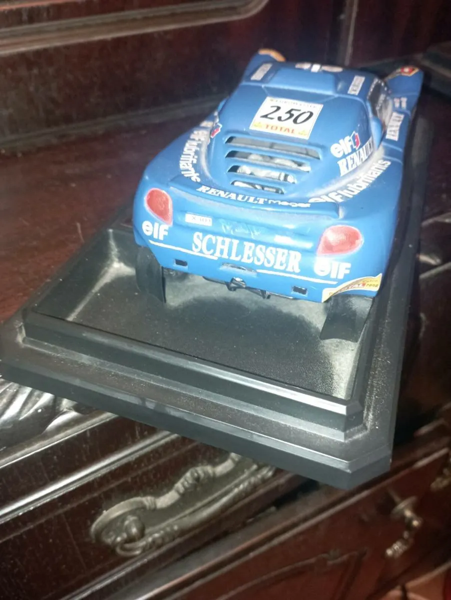BbURAGO 1-24 SCALE DIE-CAST MODLE CAR - Image 3