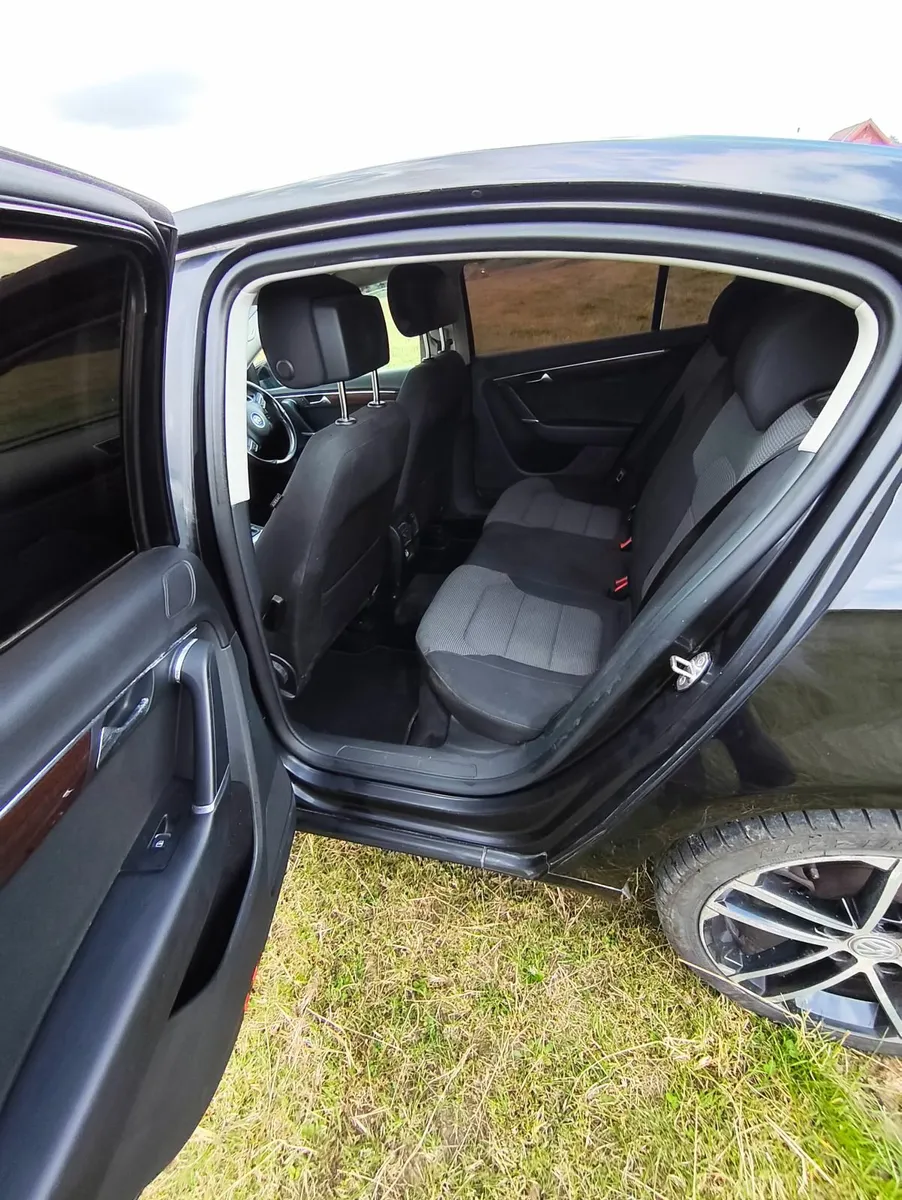 Volkswagen Passat 2011 - Image 3