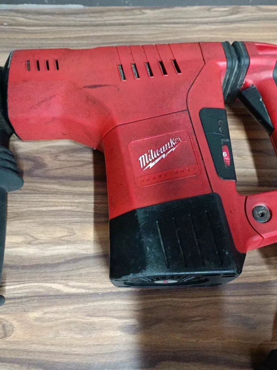 Milwaukee PHE 40 SQ Bore Hammer - Image 4