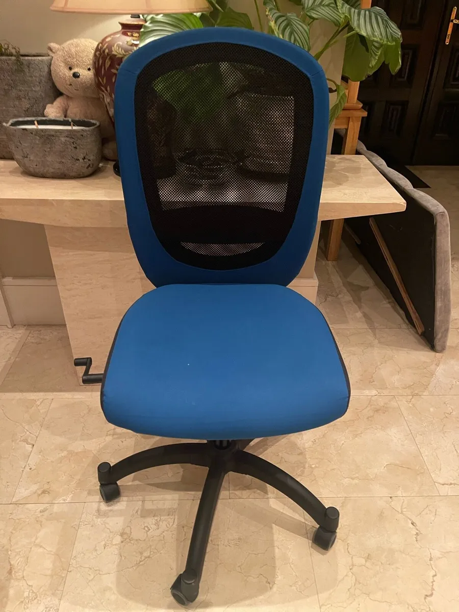 Beautiful Solid Office Or Study Swivel Chair - Image 1