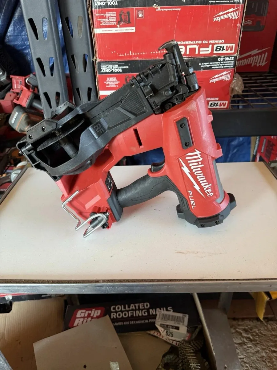 Milwaukee 2909-20 1-3/4 inch Coil Roofing Nailer - Image 1