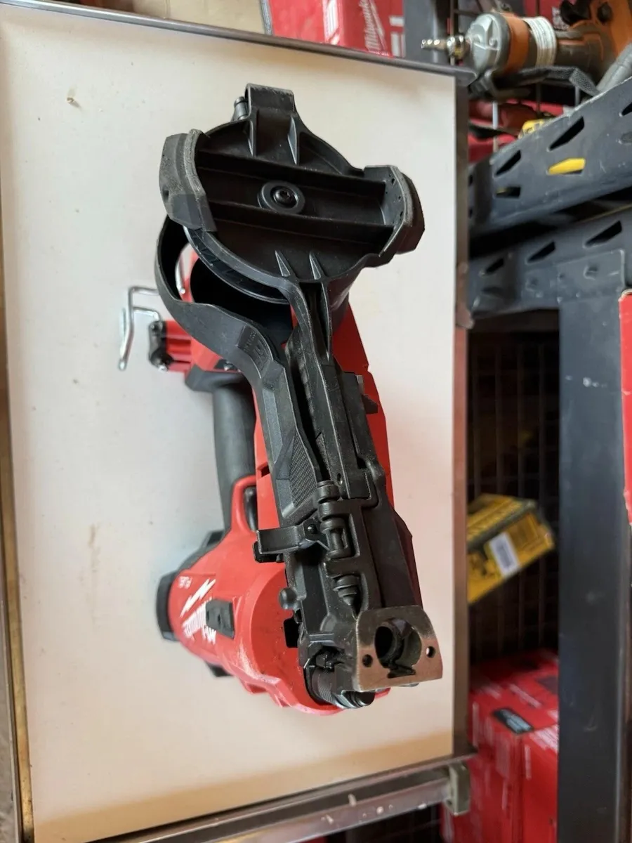 Milwaukee 2909-20 1-3/4 inch Coil Roofing Nailer - Image 2