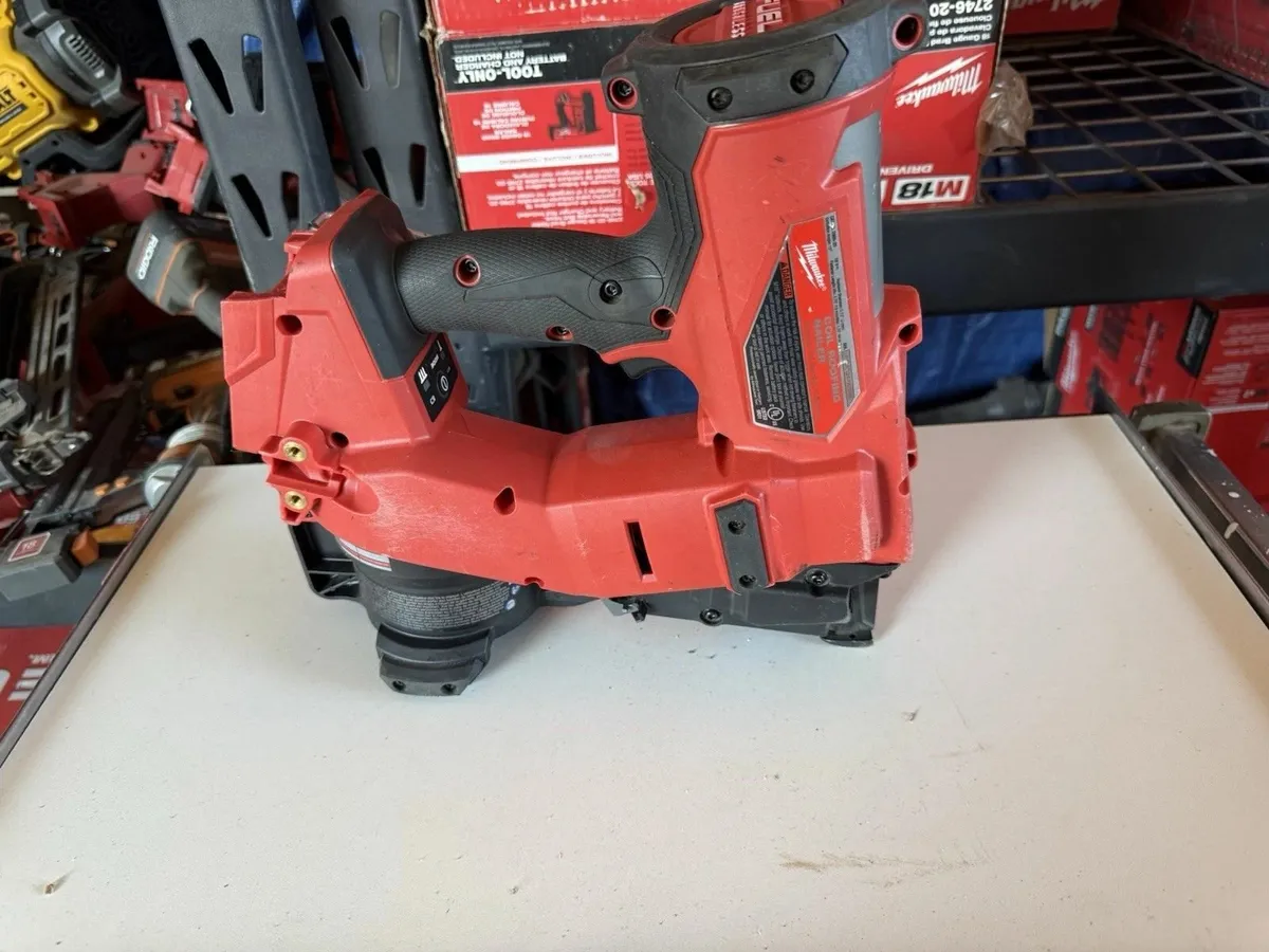 Milwaukee 2909-20 1-3/4 inch Coil Roofing Nailer - Image 3