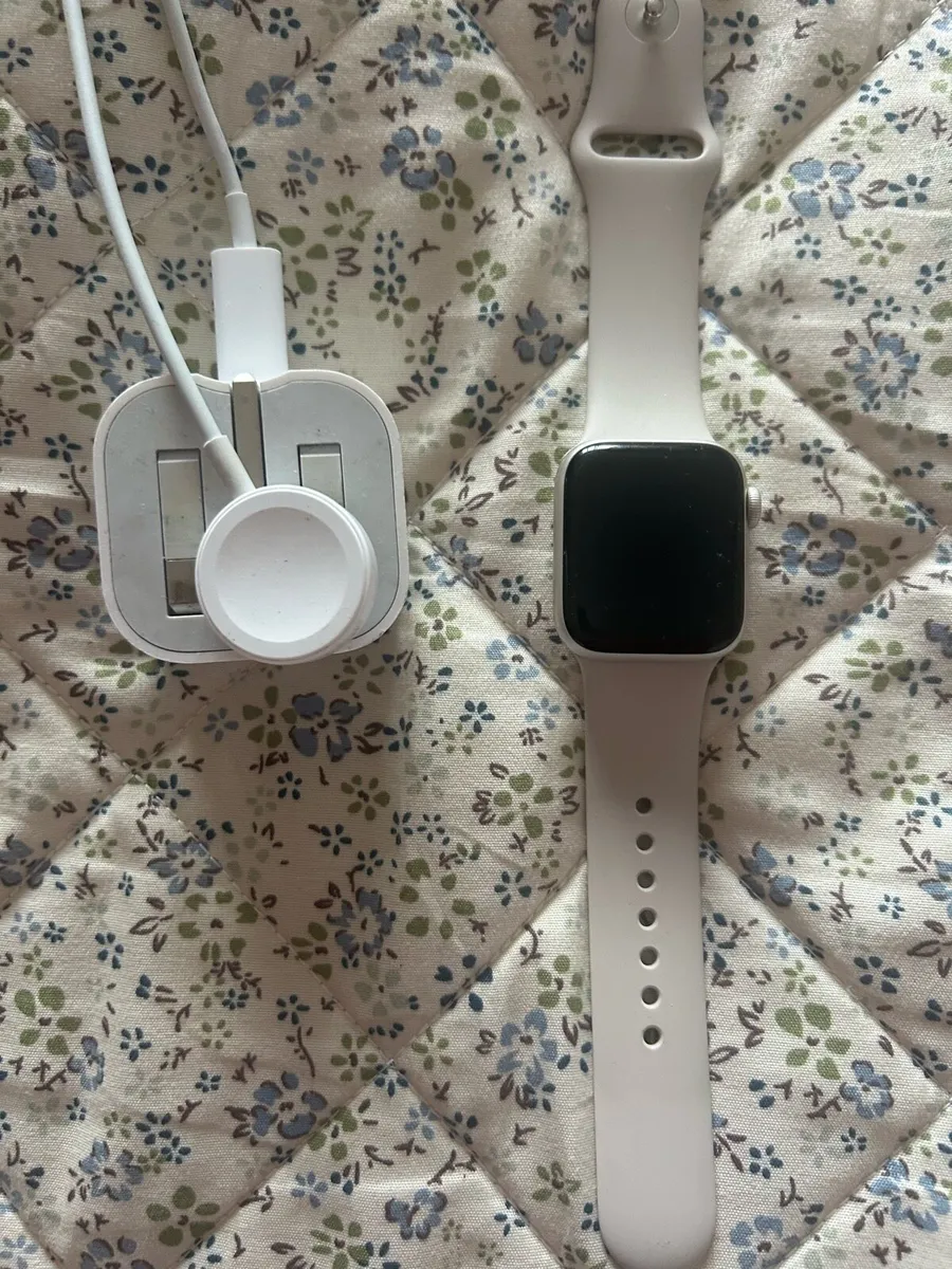 Genuine Apple Watch SE 2nd gen - Image 1