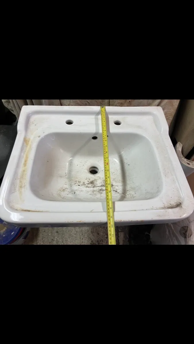 Bathroom sinks and pedestals - Image 1